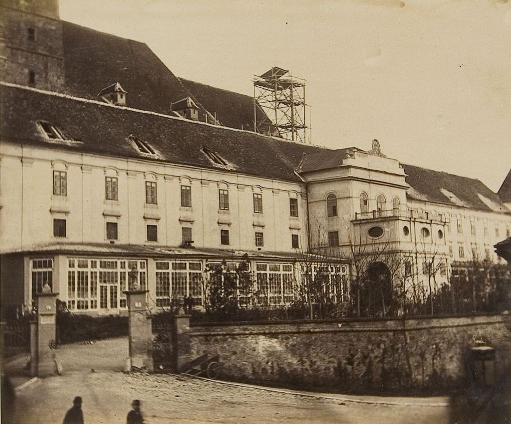 Kaptol 1880. godine. Nadbiskupski dvor nakon potresa 1880. godine